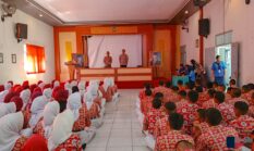 Polsek Jatiroto Bekali Siswa Baru SMKN 1 Jatiroto dengan Edukasi Bahaya Narkoba dan Judi Online Saat MPLS