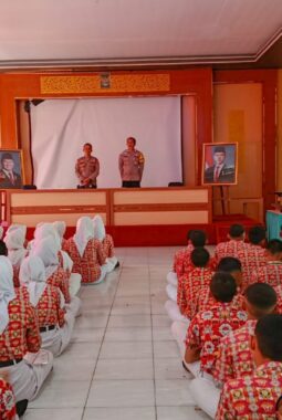 Polsek Jatiroto Bekali Siswa Baru SMKN 1 Jatiroto dengan Edukasi Bahaya Narkoba dan Judi Online Saat MPLS