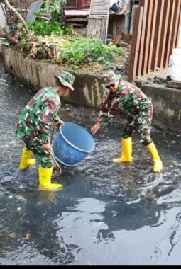 Sambut HUT TNI ke-81 dan HUT Kodam IV/Diponegoro ke-76, TNI-Polri dan Warga Gelar Kerja Bakti Bersihkan Sungai.